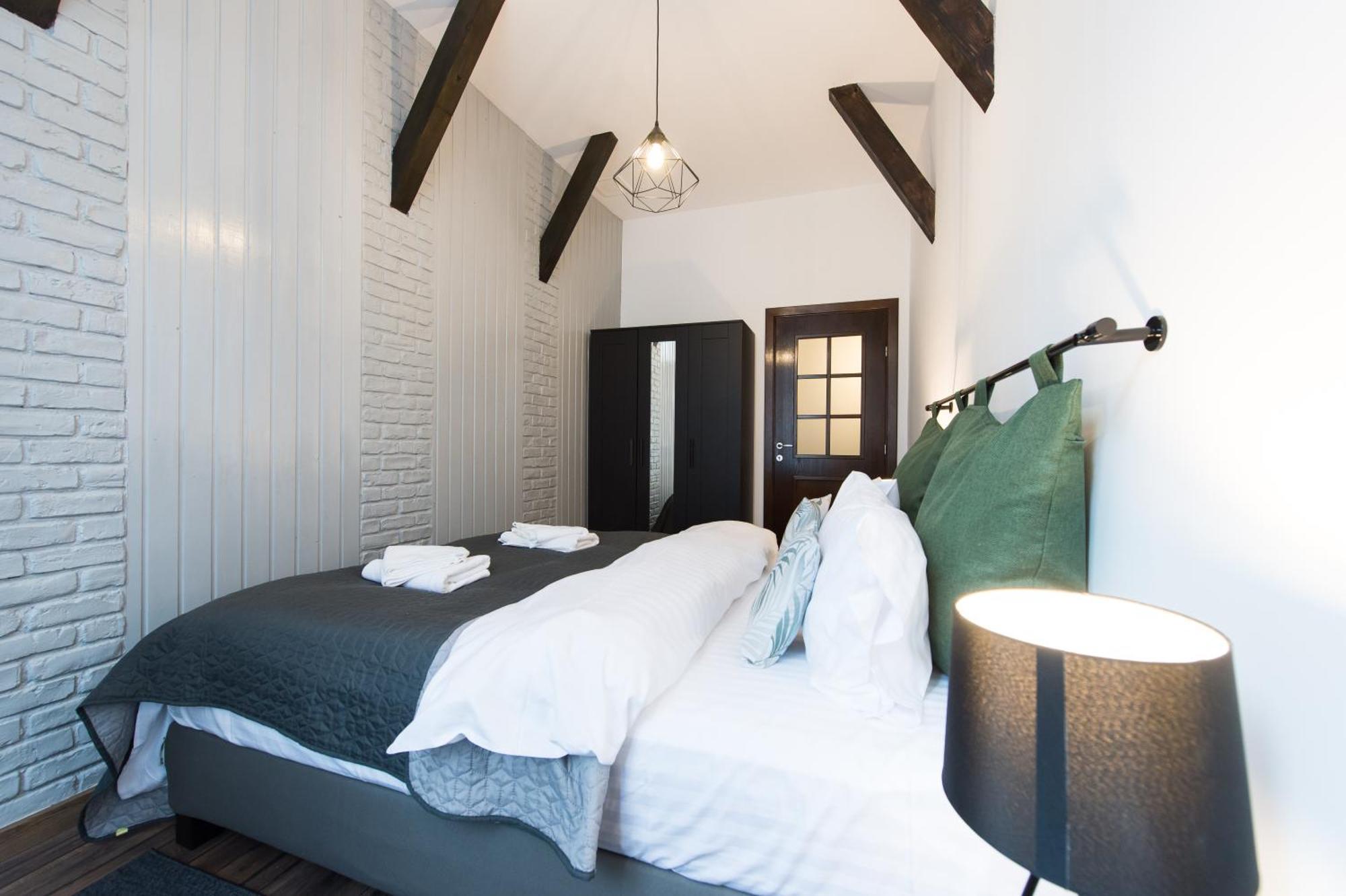 Lovely Brasov Flat With Patio And Mountain Views Экстерьер фото