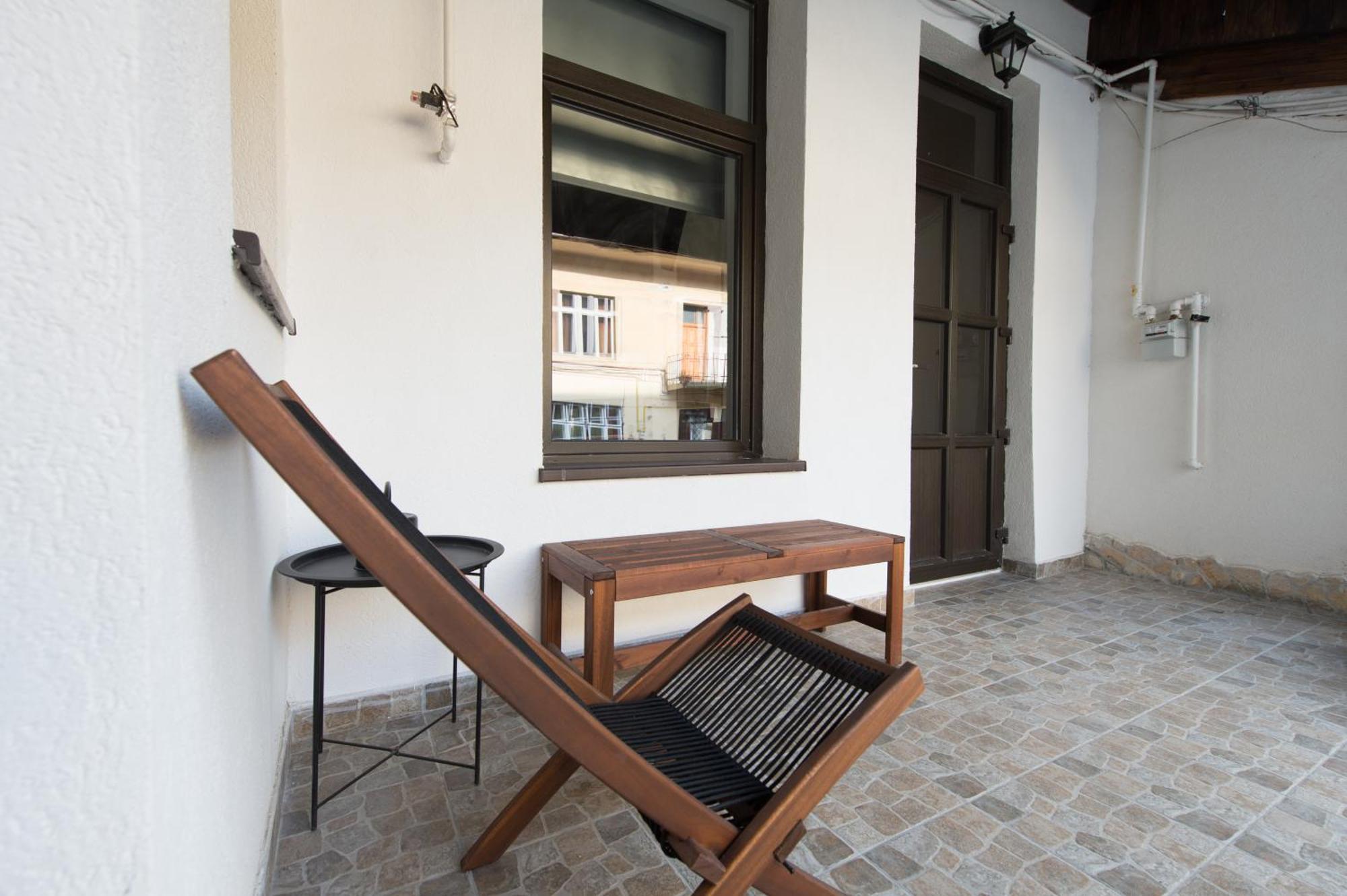 Lovely Brasov Flat With Patio And Mountain Views Экстерьер фото