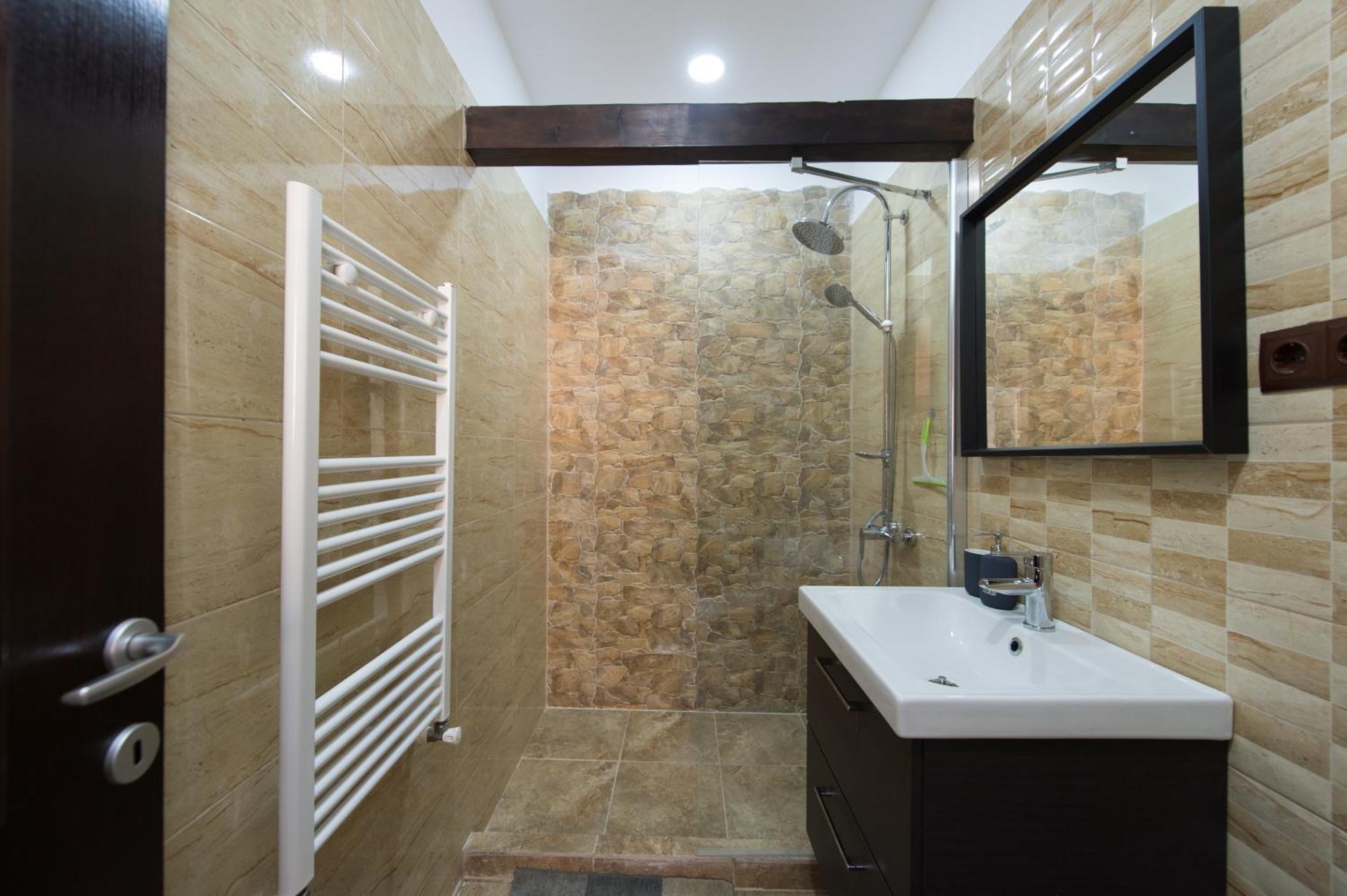 Lovely Brasov Flat With Patio And Mountain Views Экстерьер фото