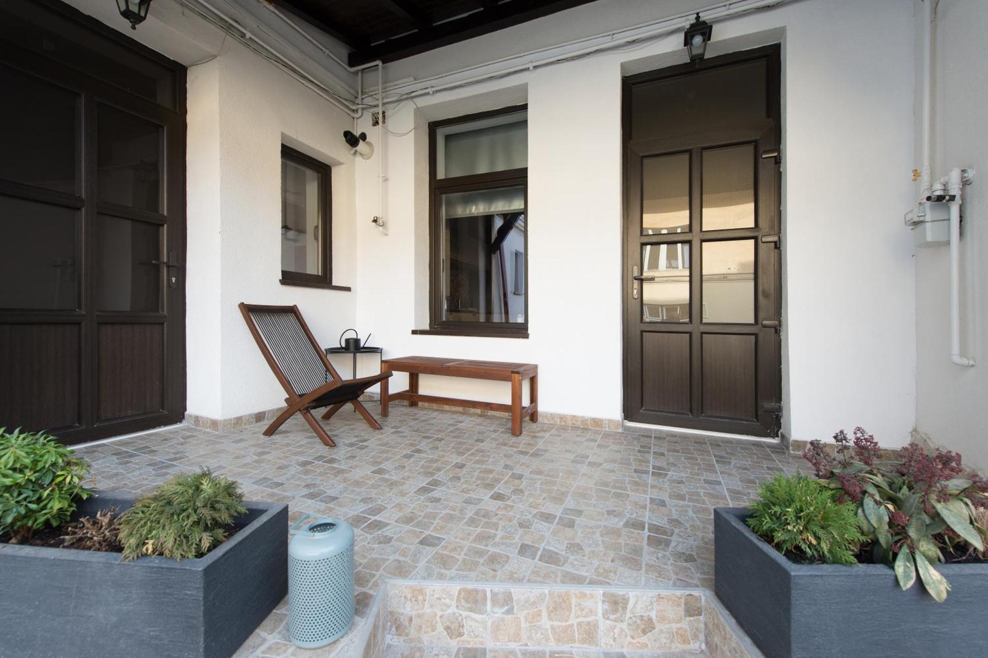 Lovely Brasov Flat With Patio And Mountain Views Экстерьер фото
